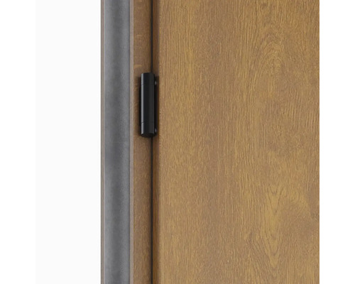 Detailný pohľad na drevené dvere s magnetickým dverovým kontaktom pre alarm