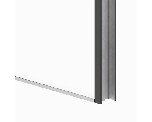 Detail rohu sprchovacieho kúta s rámovým profilom