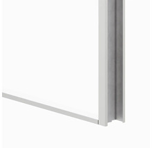 Detailný pohľad na okenný rám.