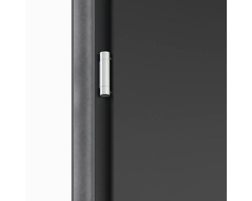 Detail dverí so strieborným závesom