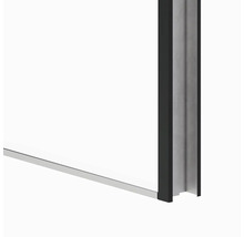 Detail sprchovacieho kúta s čiernym rámom a striebornou lištou.