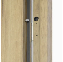 Detail interiérových dverí s kľučkou a kovaním.