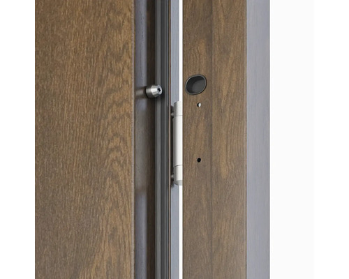 Detailný pohľad na drevené vchodové dvere s dverovým závesom