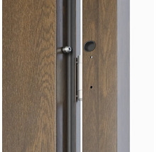 Detail drevených vchodových dverí s kovaním a bezpečnostnými prvkami