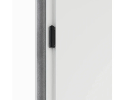 Detail čierneho závesu na bielych dverách