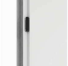 Čierny záves dverí na bielych dverách