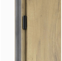 Detail interiérových dverí s čiernym závesom dverí