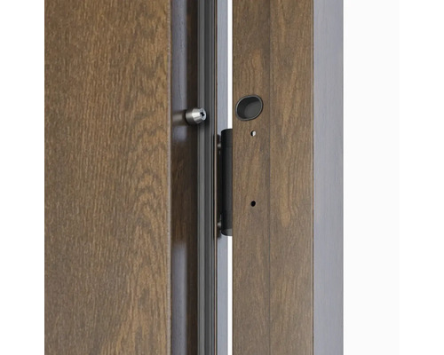 Detailný pohľad na drevené vchodové dvere so zámkom a kovaním