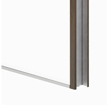 Detail rámu dverí s dreveným povrchom a kovovým lemovaním.