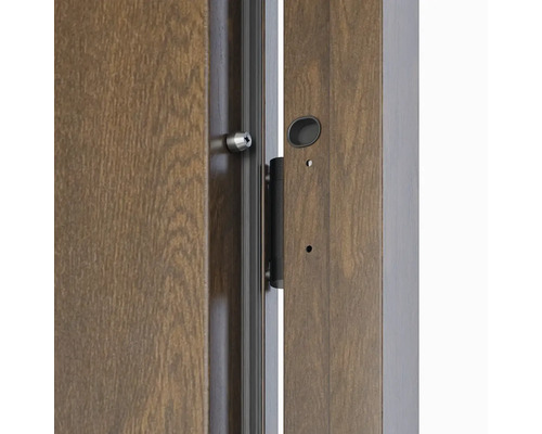 Detail drevených dverí s kovaním a priezorníkom