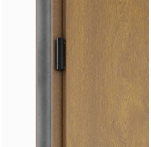 Detail dverí s čiernym závesom