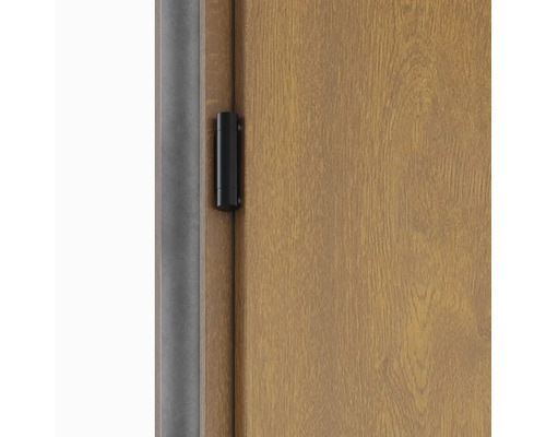 Detail dverí s čiernym závesom