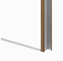 Detailný pohľad na rám posuvných dverí s dreveným dekorom a kovovým lemom