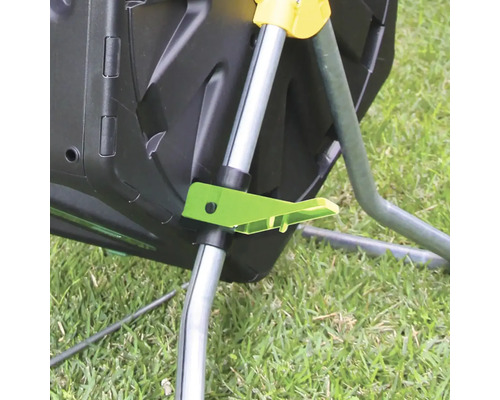 Detailný záber kompostéra s rotačnou funkciou a zeleným zaisťovacím mechanizmom.