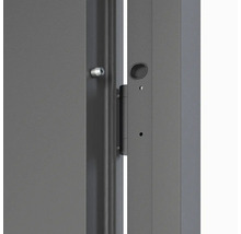 Detail sivých dverí s dverovým pántom a otočným gombíkom