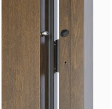 Detail otvorených vchodových dverí so zámkom, závesom a priezorníkom