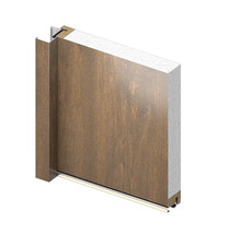 Rez dverami s dreveným dverným krídlom a izolačným materiálom