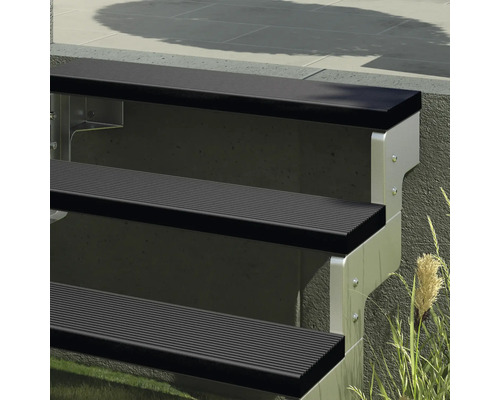 Vonkajšie schodisko s hliníkovým rámom a stupňami z protišmykového materiálu