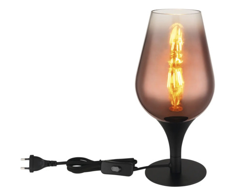 Dekoratívna stolová lampa v tvare kalicha so zapnutou žiarovkou