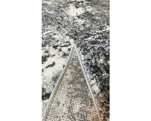 Sivý koberec s abstraktným vzorom