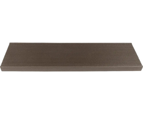 Terasa z drevoplastu s vrúbkovaným povrchom