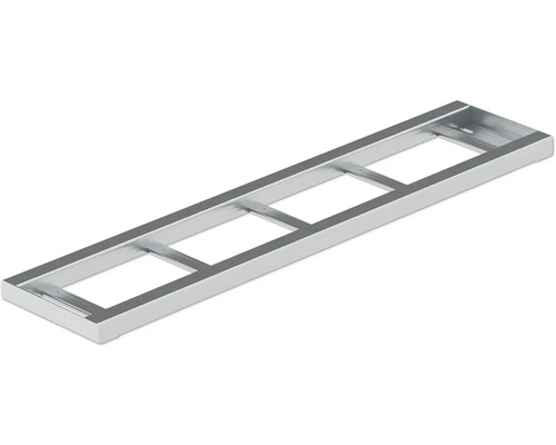 Kovový rám s obdĺžnikovými výrezmi