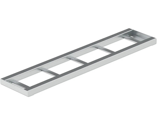 Kovový rám s niekoľkými obdĺžnikovými výrezmi