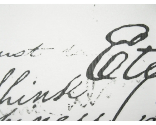 Detailný záber bielej látky s čiernym písmom