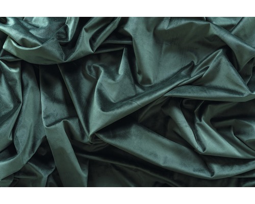 Detailný záber tmavozelenej zamatovej látky v záhyboch