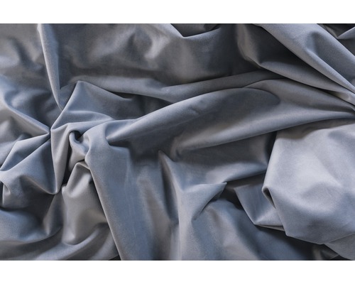 Detail šedej zamatovej látky v záhyboch