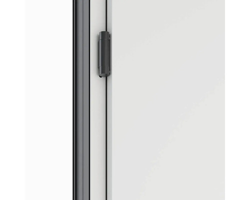 Detail sprchovacieho kúta s dverným závesom