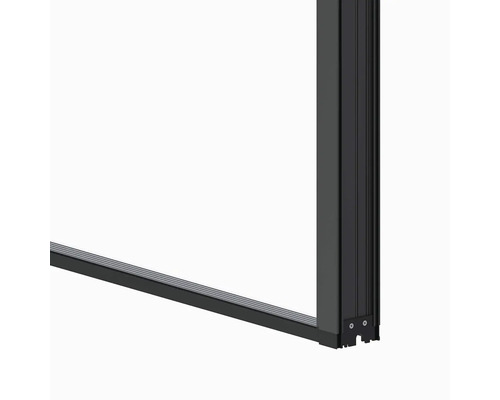 Detailný pohľad na čierny rám dverí.