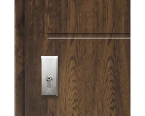 Detail drevených dverí s bezpečnostným zámkom