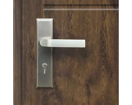 Dvere s kovaním a kľúčom