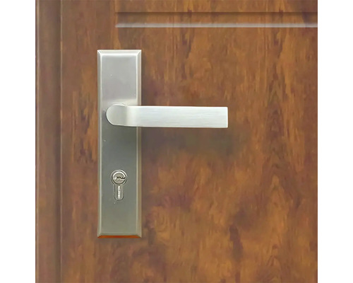 Nerezová kľučka so zámkom na drevených dverách