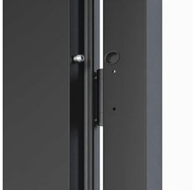 Detail otvorených dverí s dverovým závesom a zámkom