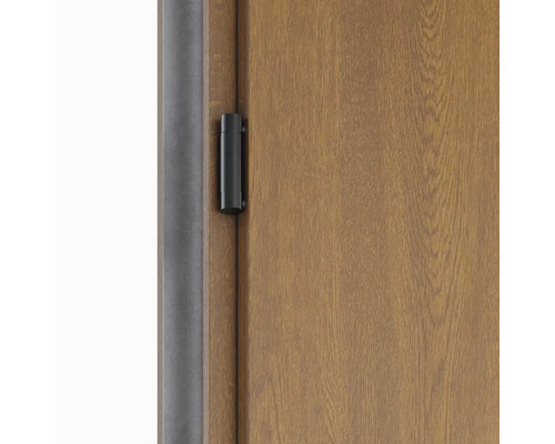 Detail drevených dverí s čiernym závesom dverí.