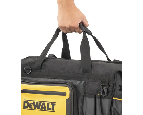 Ruka drží tašku na náradie Dewalt