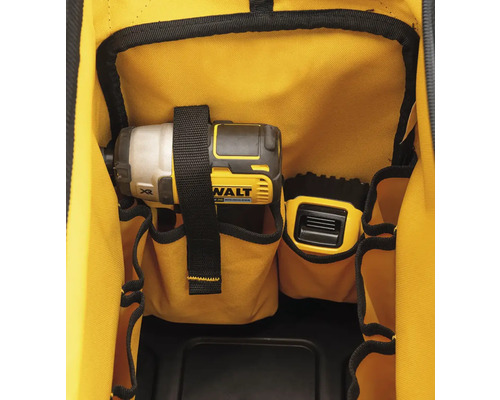 Vnútorný pohľad na brašnu na náradie s akumulátorovým rázovým uťahovákom a akumulátorom