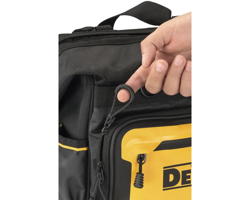 Detailný záber brašny na náradie so zipsom a rukou