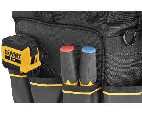 Detailný záber brašne na náradie so zvinovacím metrom a skrutkovačmi