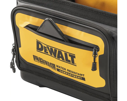 Detail tašky na náradie DeWalt s vodoodolnou priehradkou a smartfónom vo vonkajšom vrecku.
