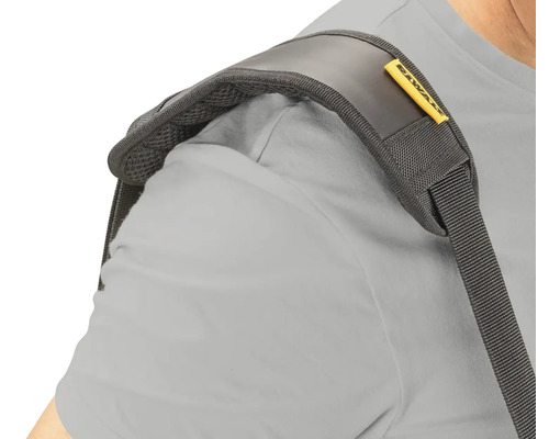 Detailný záber muža nesúceho popruh na tašku na náradie s logom DeWalt.