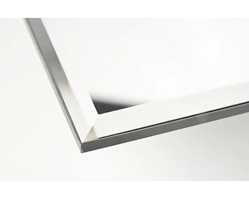 Detailný pohľad na zrkadlo s rámom