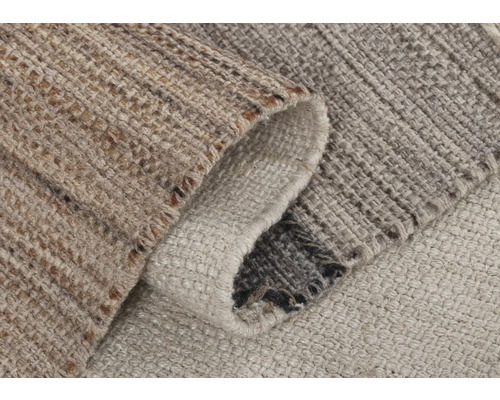 Detailný pohľad na tkaný koberec