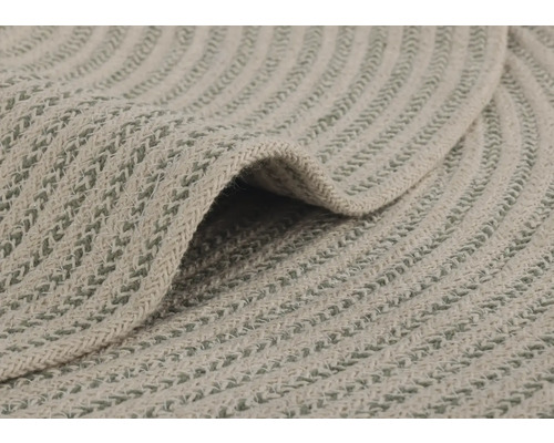 Detail okrúhleho koberca s pleteným vzorom