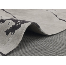 Detailný pohľad na sivý koberec s abstraktným vzorom