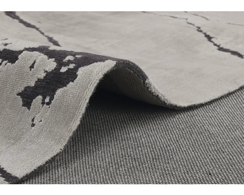 Detailný pohľad na sivý koberec s abstraktným vzorom