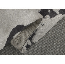 Detailný pohľad na sivočierny koberec s strapcami