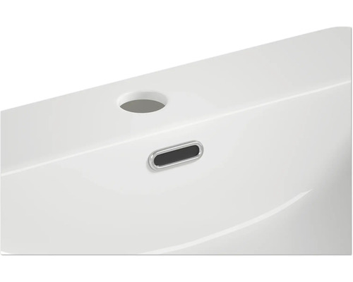 Detailný pohľad na biele umývadlo s prepadom a otvorom pre batériu